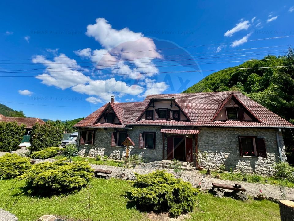 Pensiune cu 13 camere de vanzare in Bulz