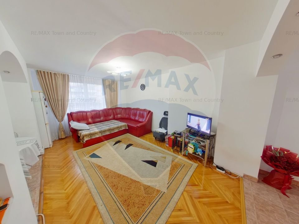 Apartament cu 4 camere de vanzare, str 1 Decembrie 1918