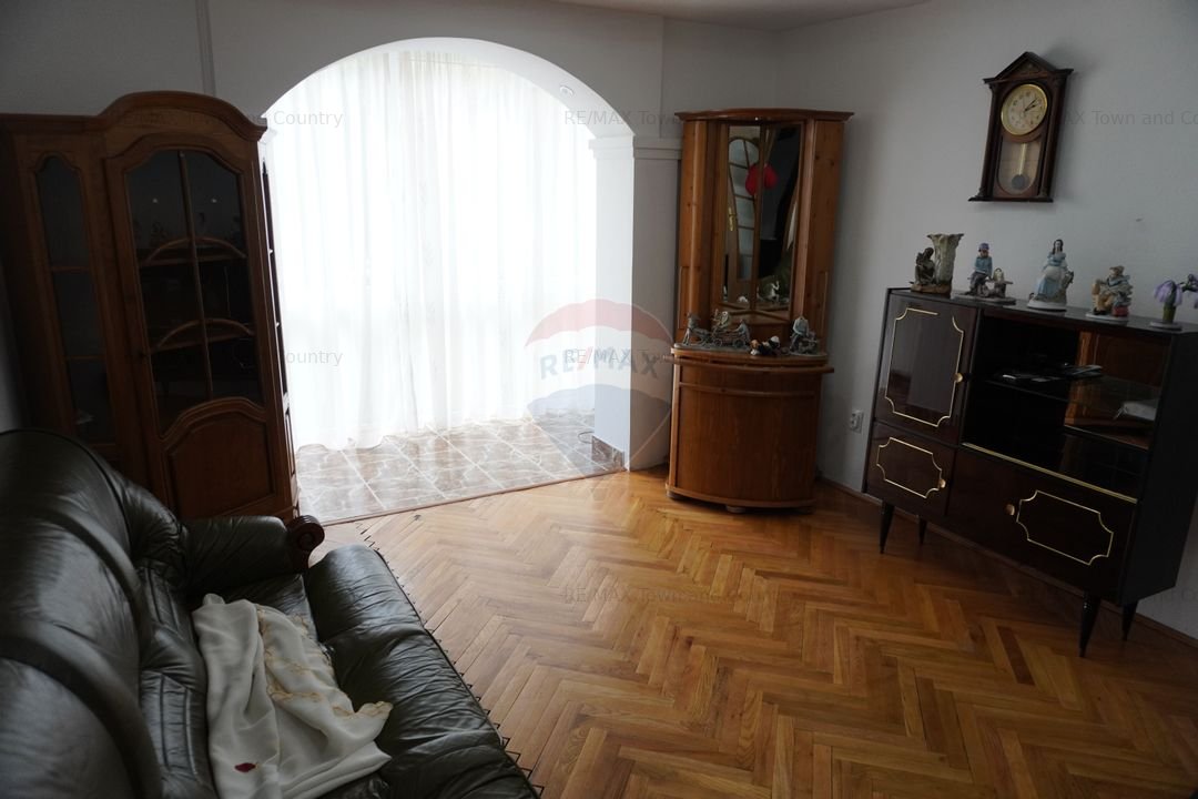 Apartament cu 4 camere de inchiriat in zona Central