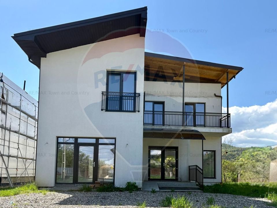 Casa / Vila cu 8 camere de vanzare in zona Sud-Est