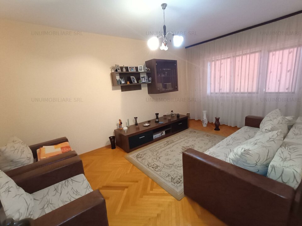 Apartament trei camere - Zona Școala Nr. 9 -84 mp