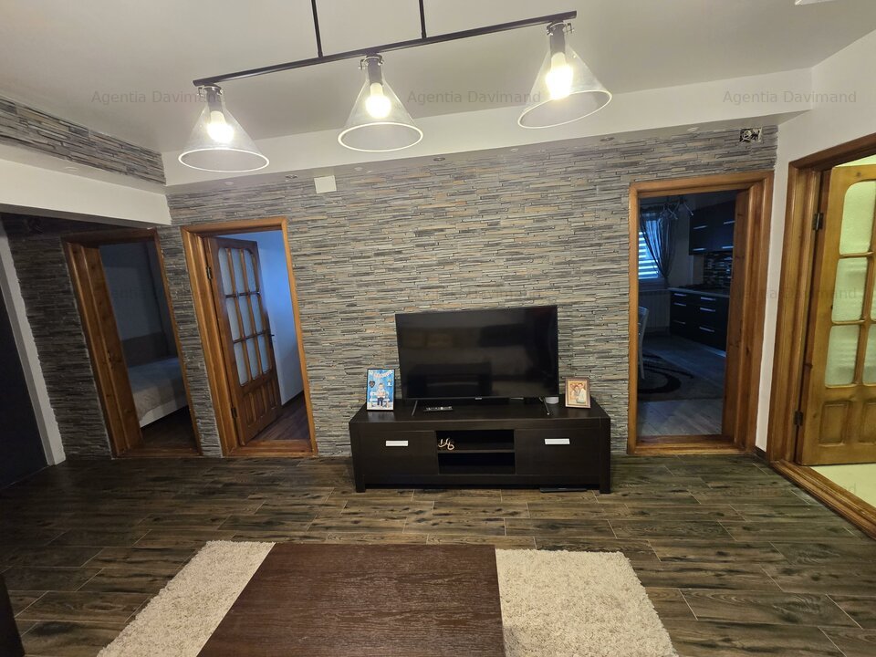 Apartament 3 camere complet mobilat si utilat, zona Sud et. 2/4 + loc parcare .