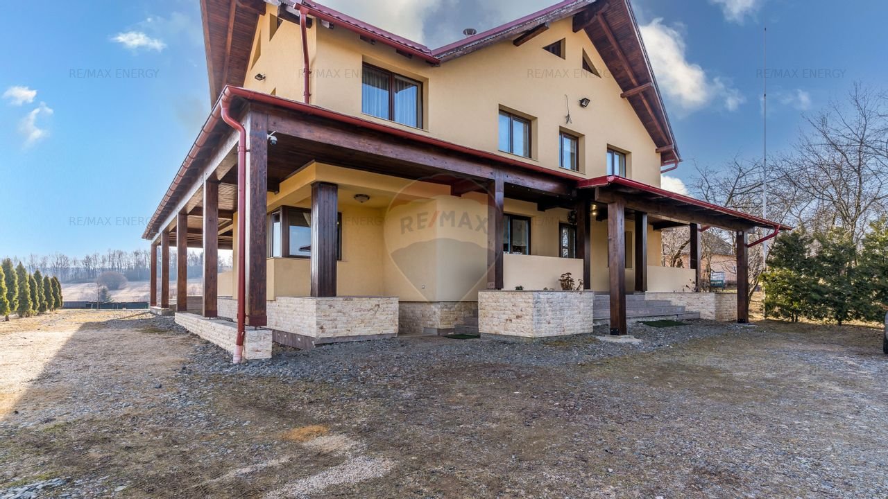 EXCLUSIV! Vila cu 7 camere, teren 7535mp, Risca, Comision 0%
