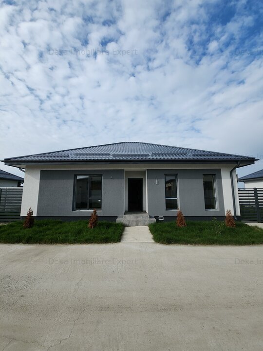 LA CHEIE Casa pe parter, 3 camere, 2 bai, teren 300 mp, ansamblu privat!