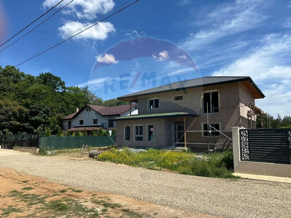 Vila de vanzare langa padure