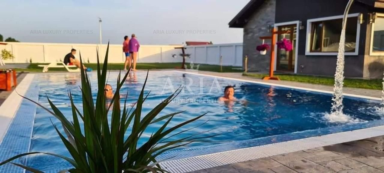 2 Vile de lux cu Pişcină exterioară/ Jacuzzi/ Saune