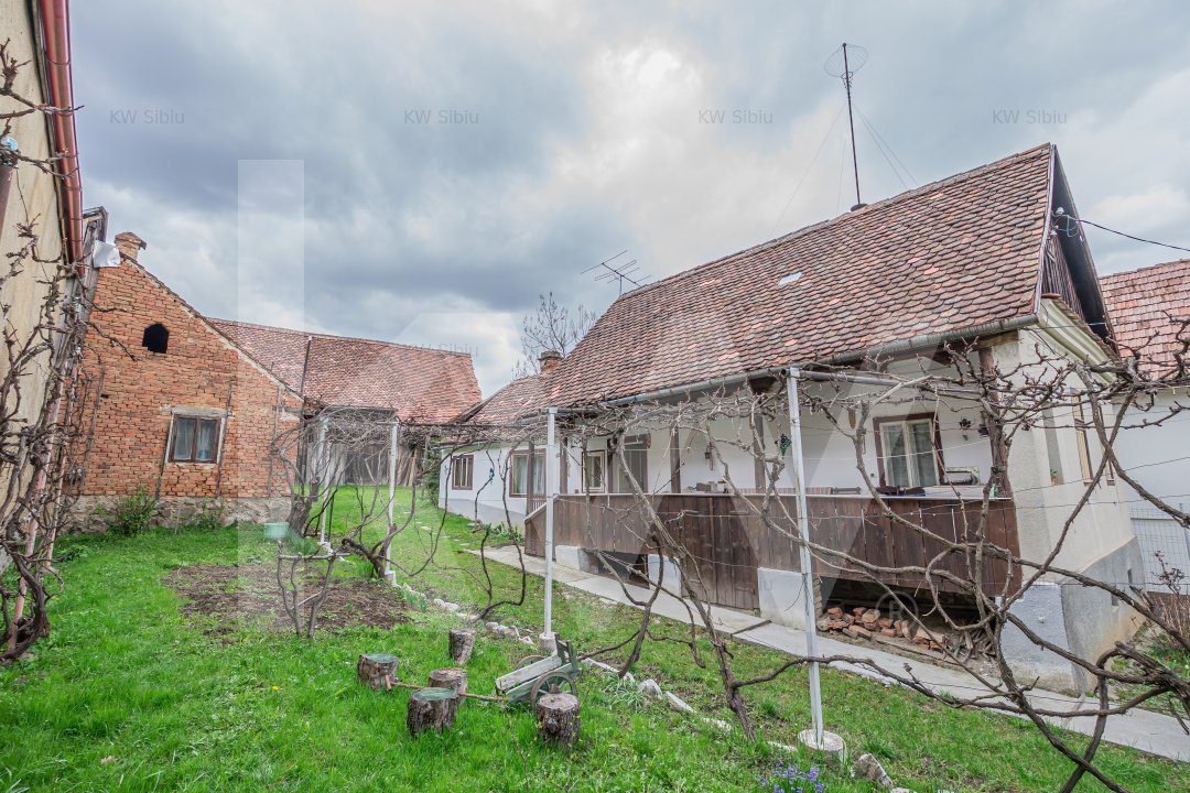 Casa cu potential deosebit, la poalele cetatii din Cisnadioara - teren 431 mp