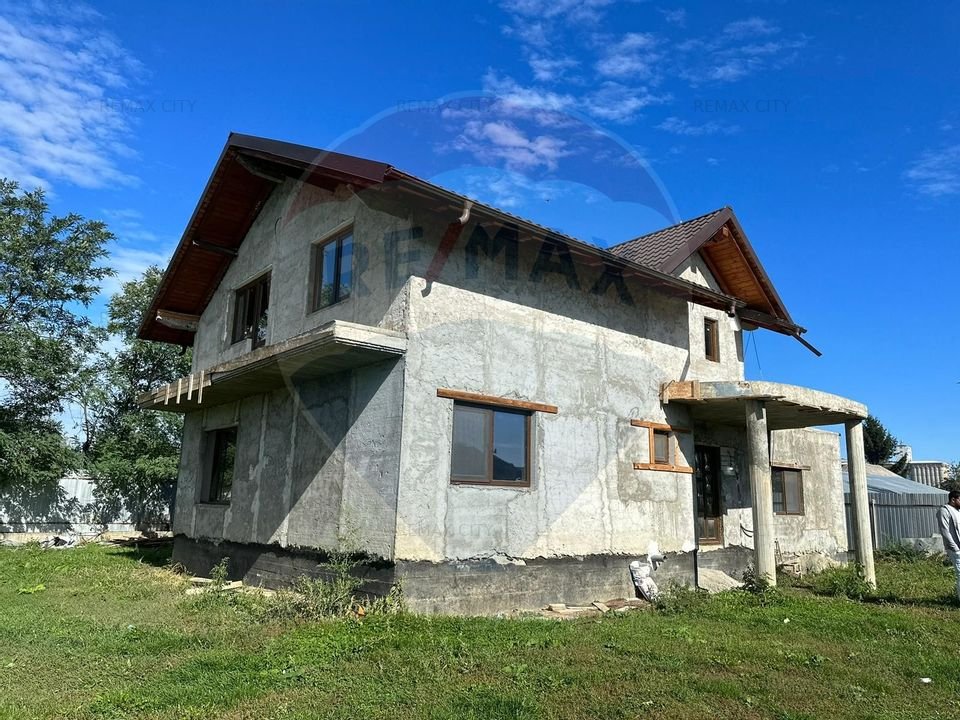 Casa / Vila cu 5 camere de vanzare in zona Central