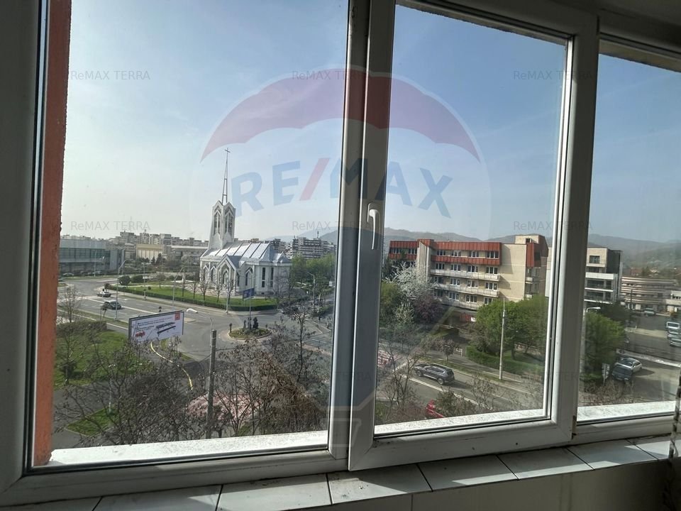 Apartament cu 5 camere de vanzare in zona Progresul
