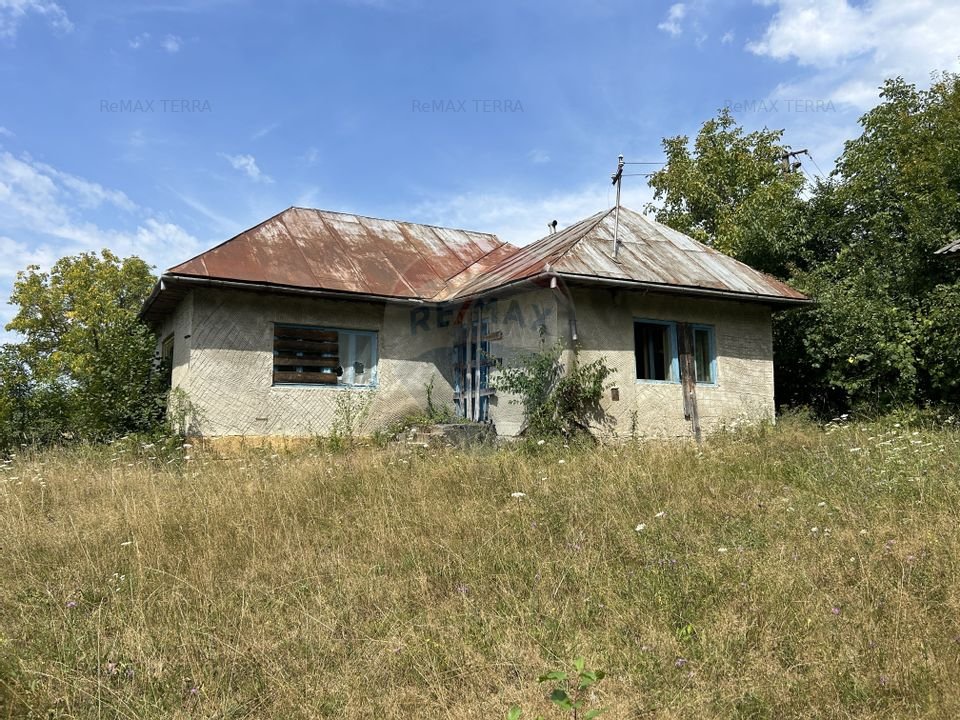 Casa cu 3 camere de vanzare si teren de 72 ari