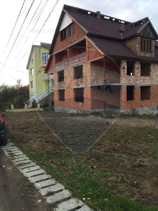 Vila cu 12 camere de vanzare