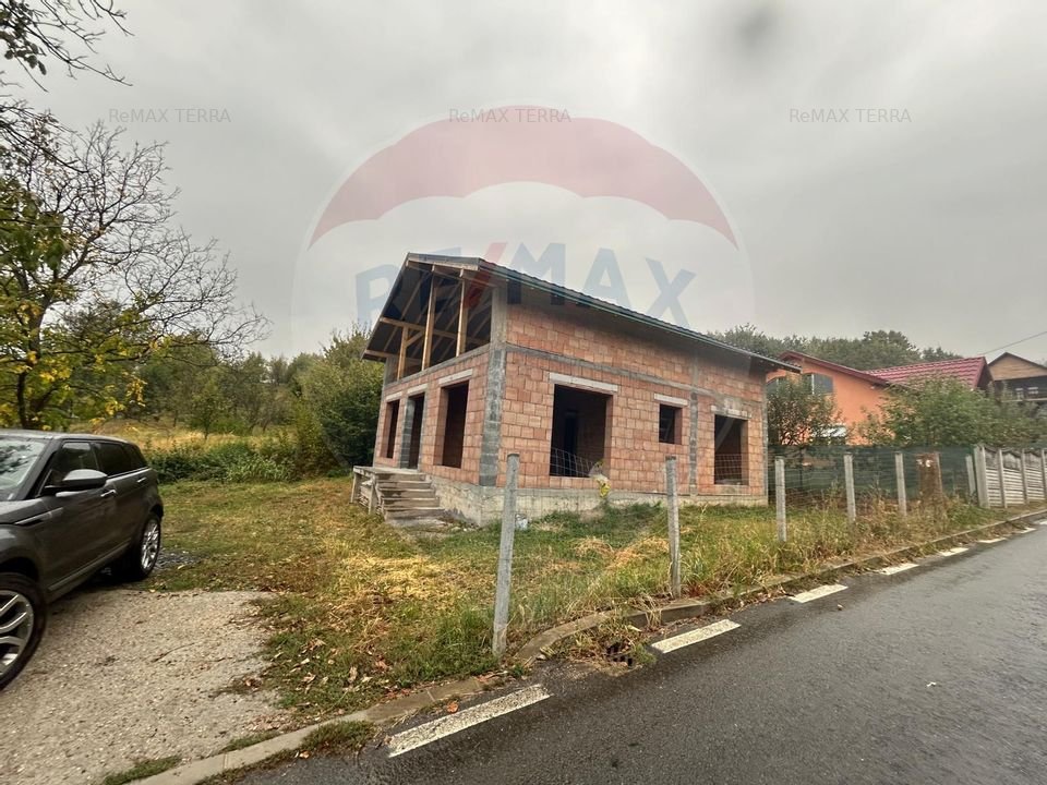 Casa la rosu de vanzare Tautii Magheraus