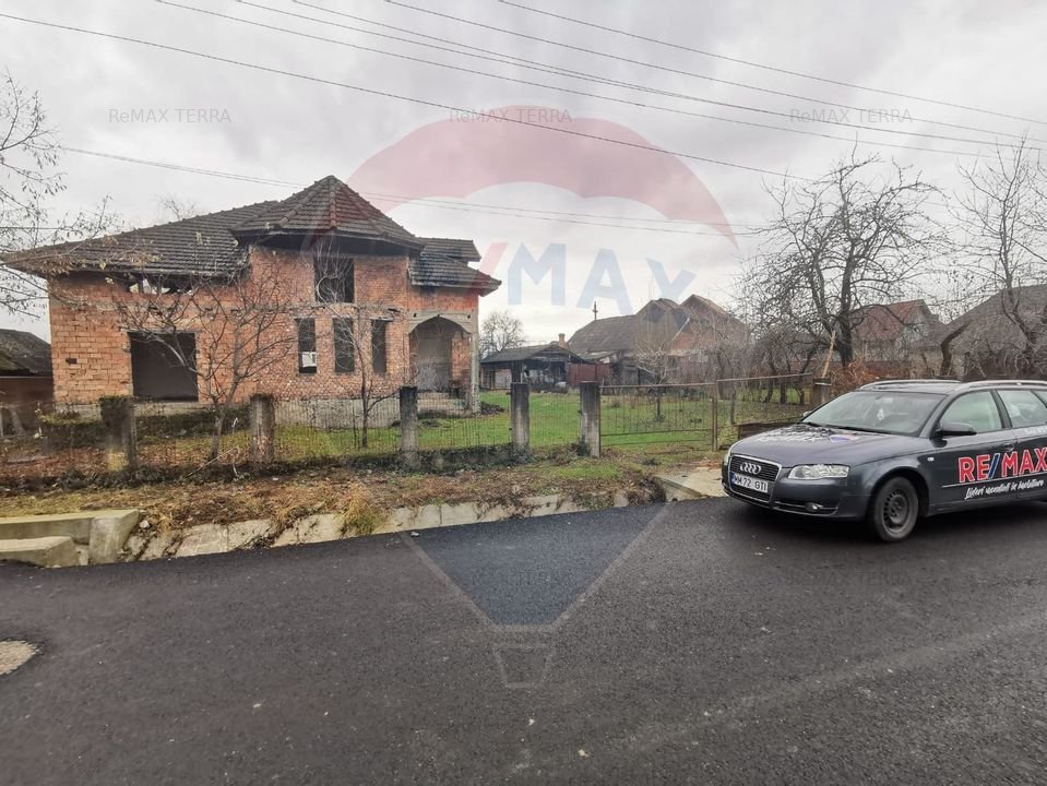 Casa la rosu de vanzare