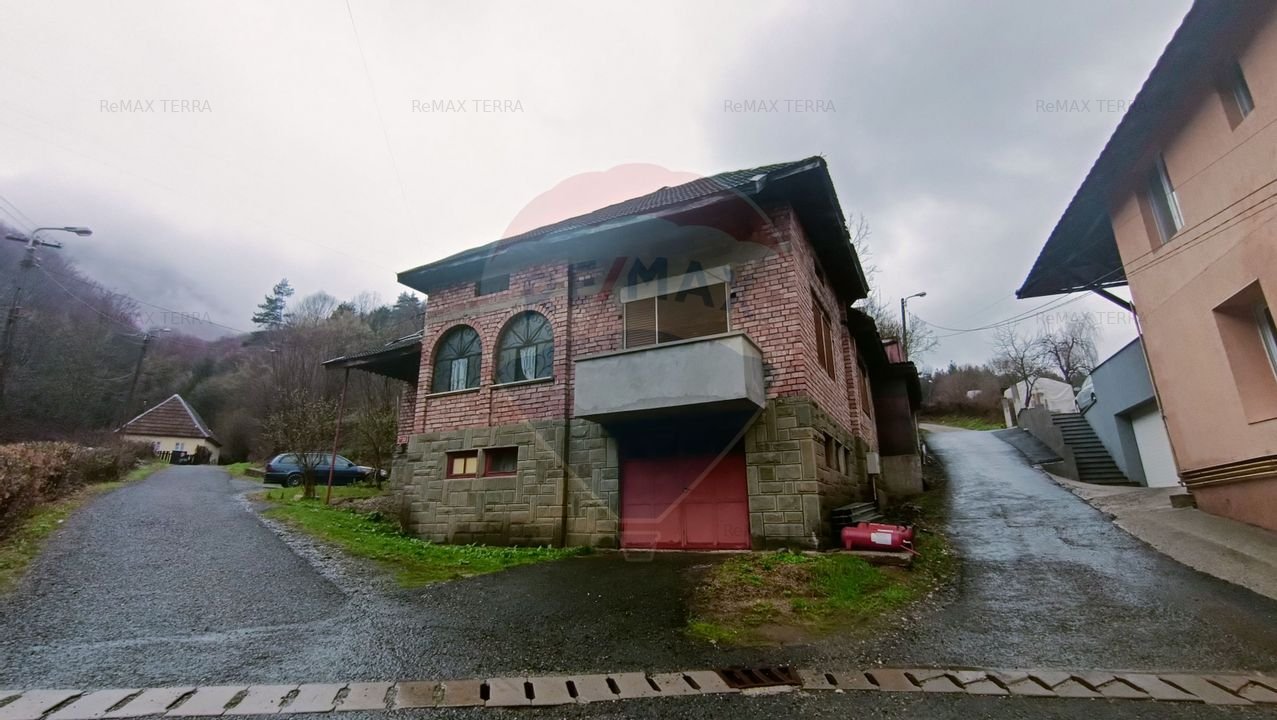 Casa cu 991mp de teren de vanzare, in Ferneziu, strada Pastravului