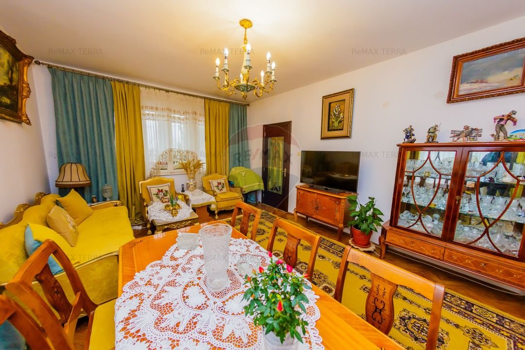 Casa cu piscina de vanzare Str. 8 Martie