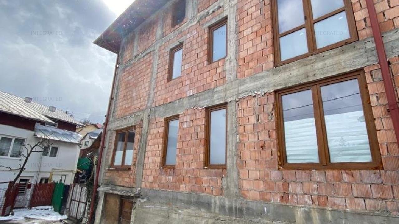 BUSTENI, VILA NEFINALIZATA SI TEREN 400 MP - Strada Erou Stanica