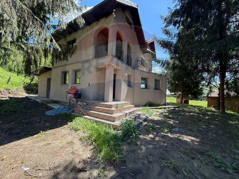 De vanzare Casa / Vila cu 4 camere si 13.000 mp teren in Varfuri, DB