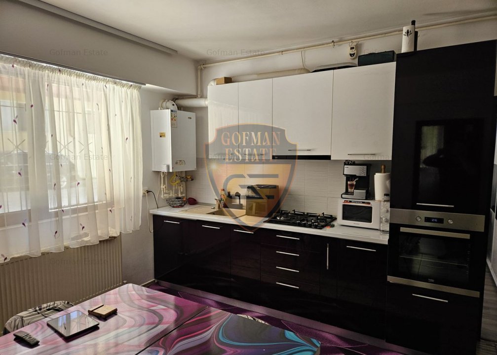 2 Cam, Navodari