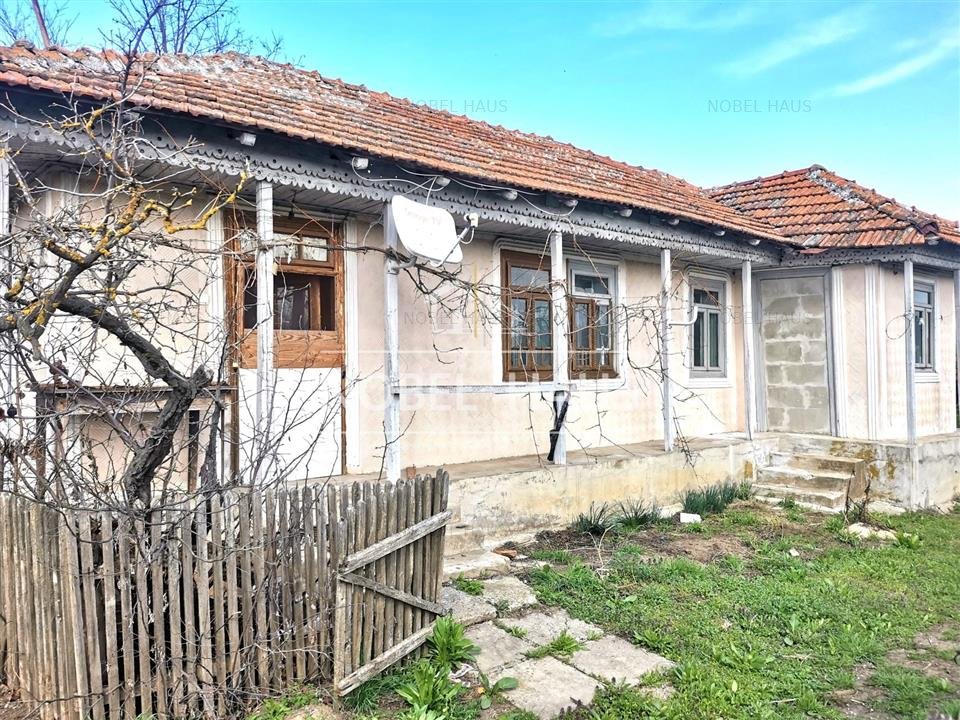 Casa batraneasca si teren intravilan, in sat Sarbi, comuna Banca, jud Vaslui