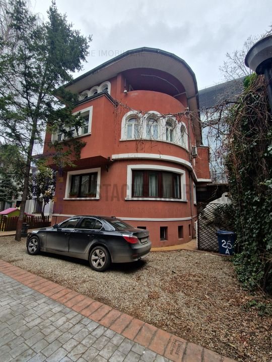 Vila P+2, situata pe Bd. Dacia in plan secundar, 6 dormitoare, suprafata 350 mp