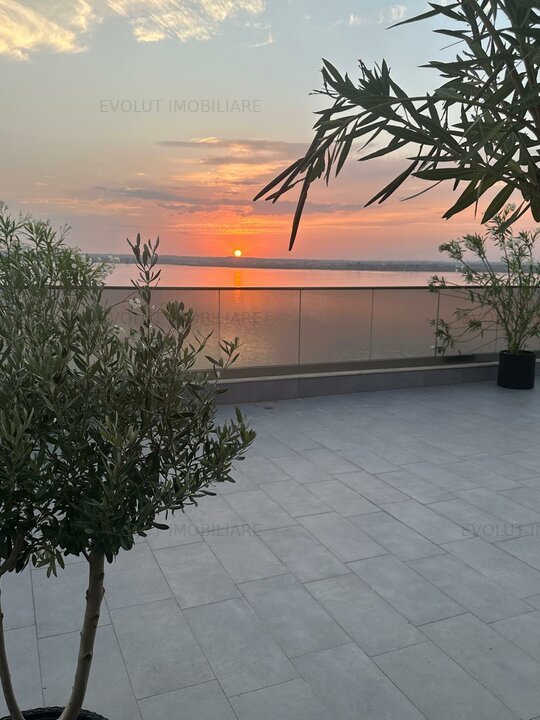 Penthouse exclusivist cu terasă panoramică de 150 mp – vedere frontală lac