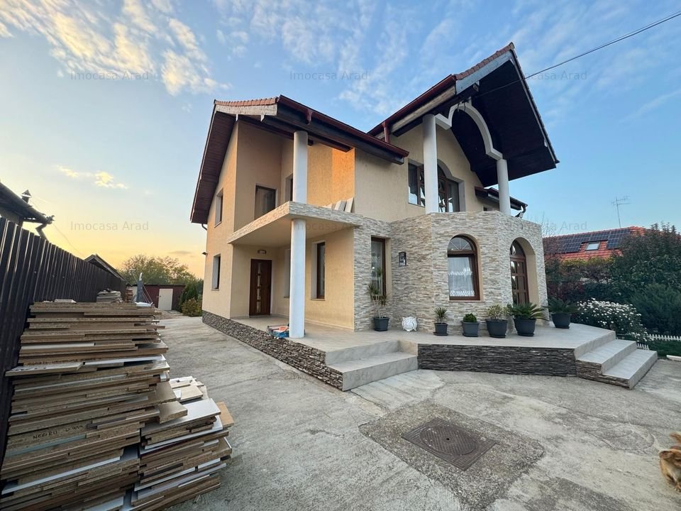 De Vanzare frumoasa vila P+M, teren/curte 972 mp Fantanele Arad