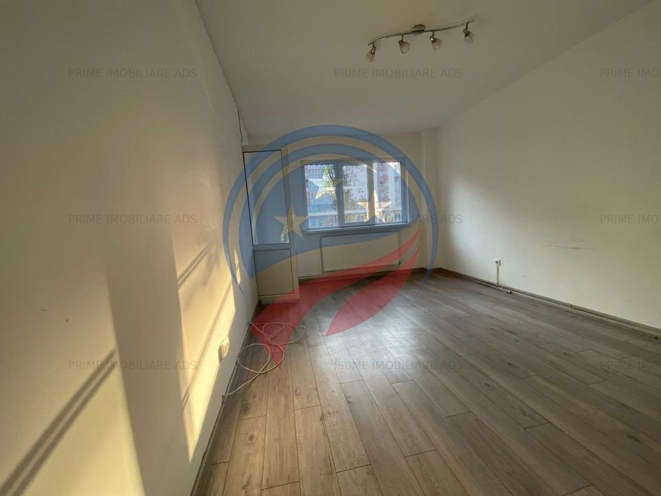 Apartament spatios, nemobilat, ideal pentru birouri sau activitati diverse