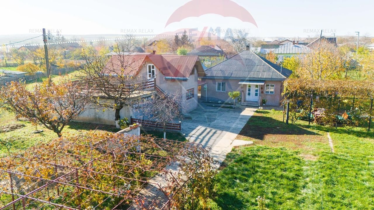 Casa + Vila si curte cu teren de vanzare in Topile Pascani