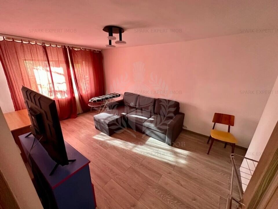 4 CAMERE//DEMOCRATIEI//DECOMANDAT//PET FRIENDLY
