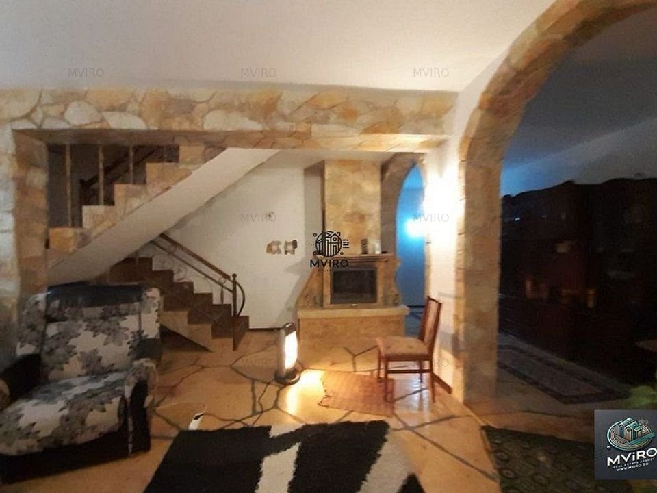 Casa de vanzare in Targoviste - 5 camere, 2 garaje, teren generos