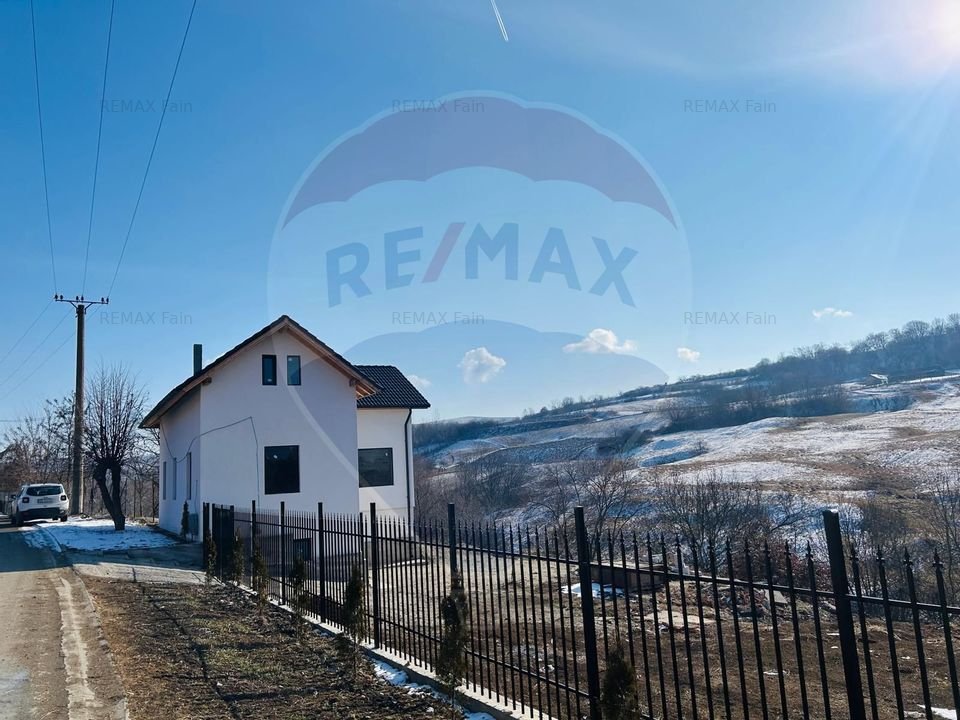 Casa cu 6 camere de vanzare