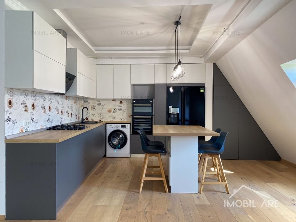 Apartament de lux cu 4 camere la mansarda