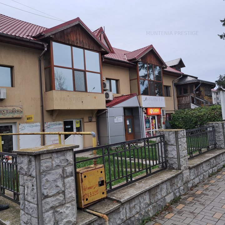 Cladire comerciala (fostul hotel Ialomita) - situat in centrul mun. Fetesti