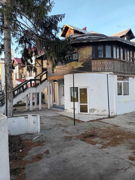 Cladire comerciala (fostul hotel Ialomita) - situat in centrul mun. Fetesti