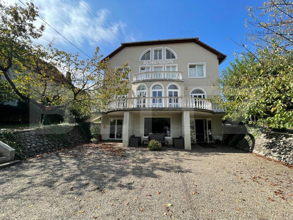 Vila de inchiriat pentru MUNCITORI, 11 camere, 450 mp, cu teren mare, Corunca.