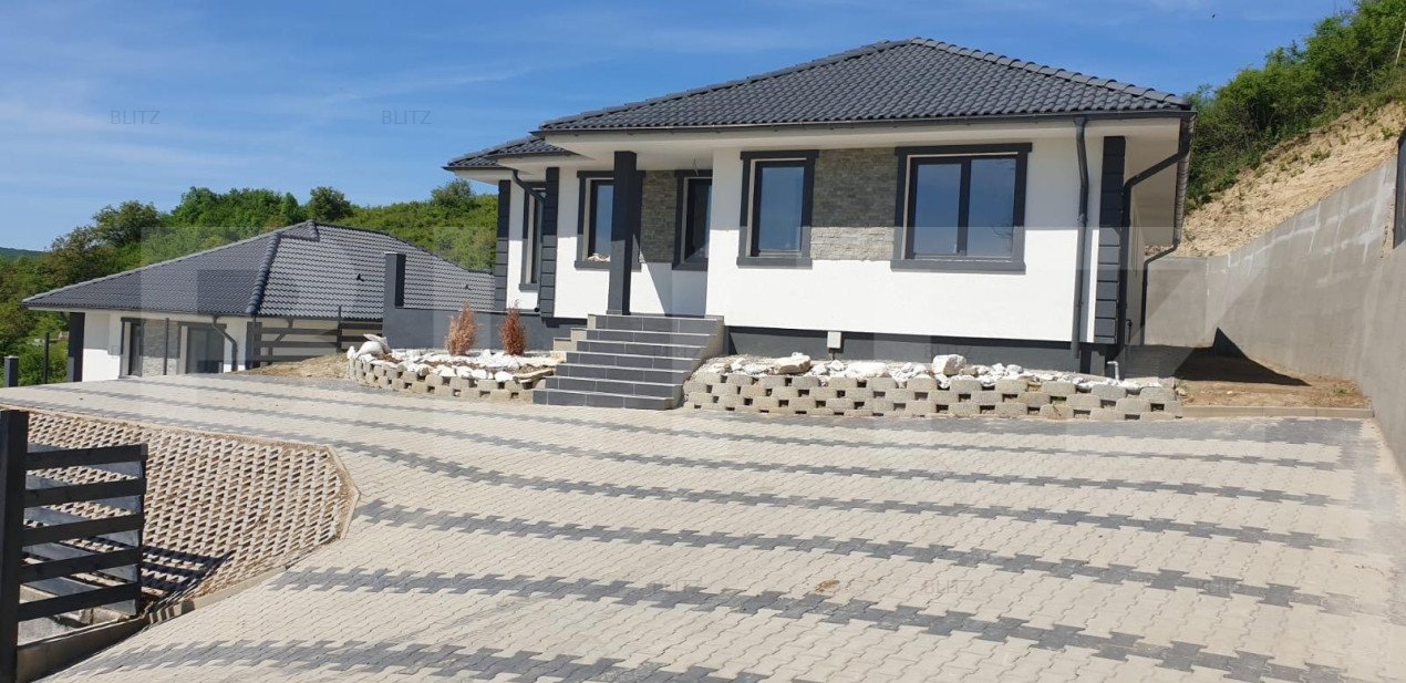 Casa pe un nivel, 110 mp utili, curte privata-Corunca