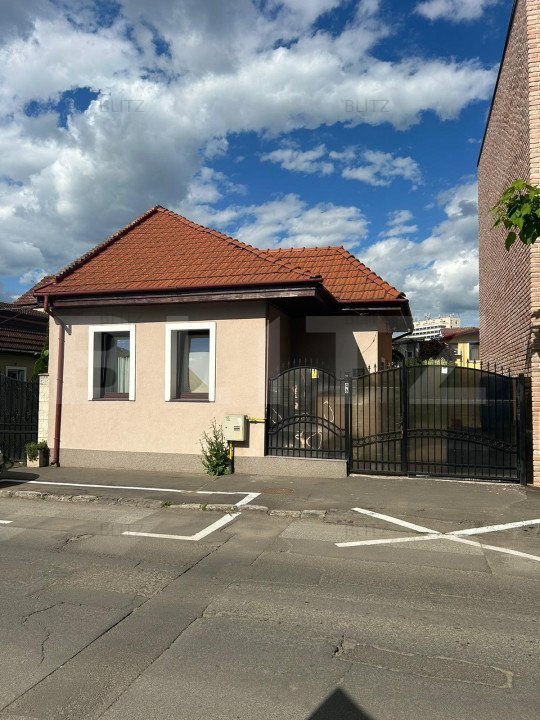 Casa cu 3 camere, Str. Rodnei