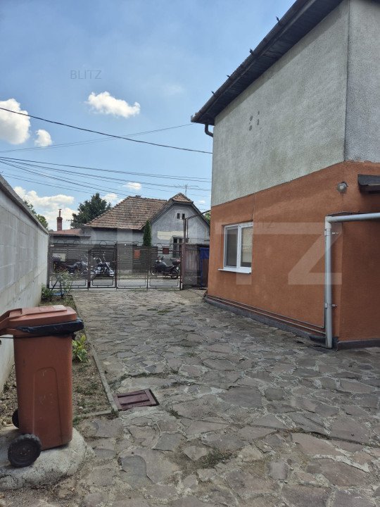 Casa in curte comuna, formata din doua corpuri, teren 345mp