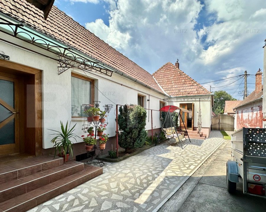Casa individuala de vanzare in Sebes - 4 camere, curte si gradina generoase