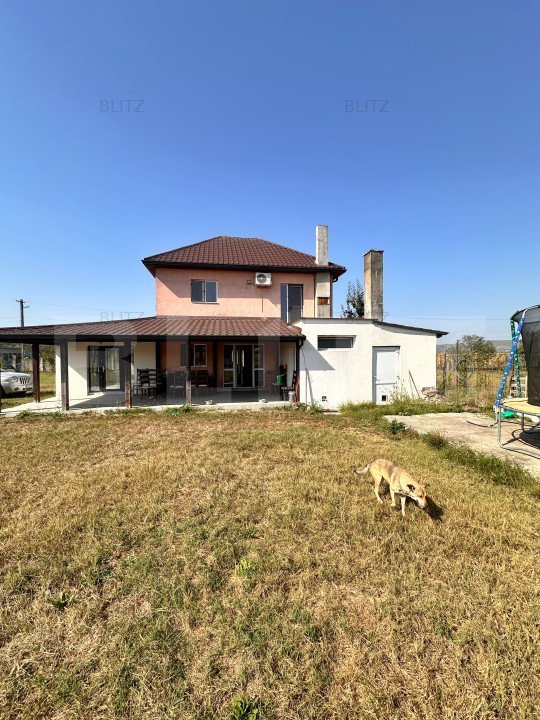 Casa Spatioasa cu Priveliste Panoramica in Samarghita