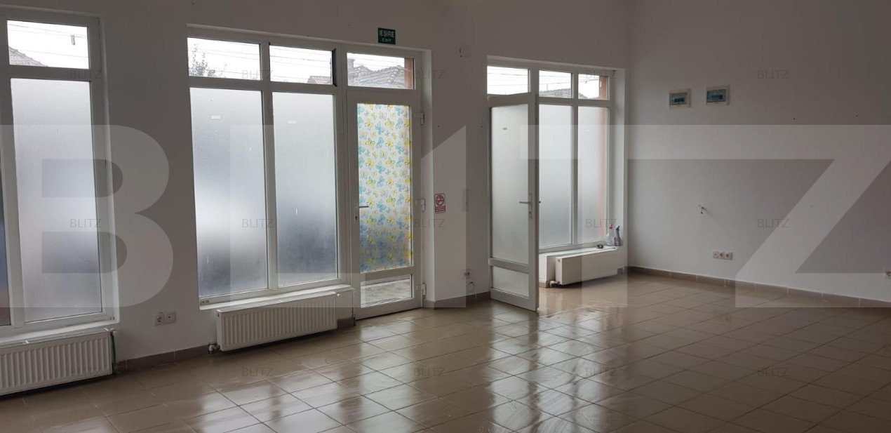 Spatiu comercial cu vitrina, 54 mp, in Sannicoara