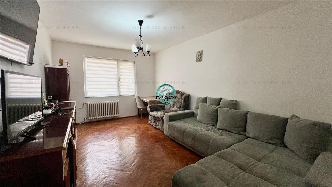 Vand apartament cu 3 camere decomandat in Tudor avand 2 bai, pivnita.