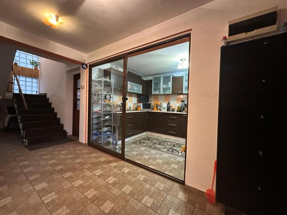 De vanzare-Vila 6 Camere-Teren 300 mp-Popesti-Leordeni