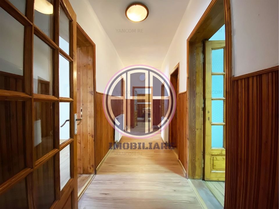 De vanzare Imobil compus din casa de locuit si spatiu comercial