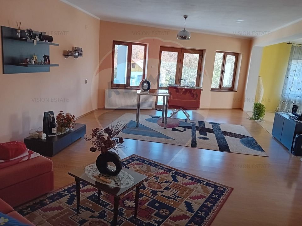 Casa / Vila cu 5 camere de vanzare