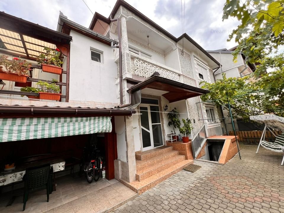 Casa 7 camere 250 mp de vanzare in Cartierul Florilor din Fagaras