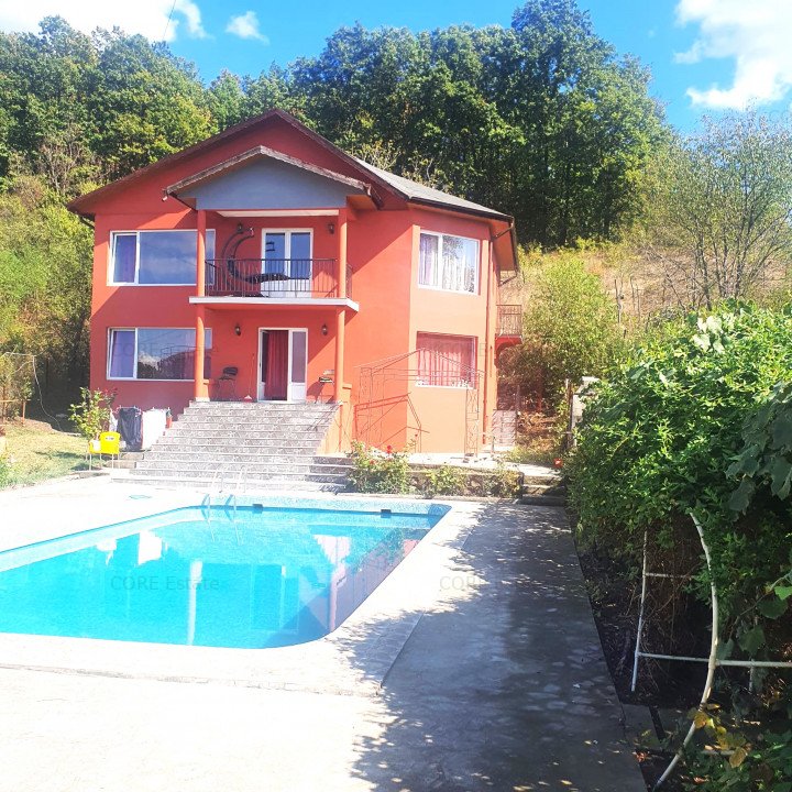 De vanzare, Casa cu Piscina P+1+M, teren de 1786 mp, multe facilitati si anexe!