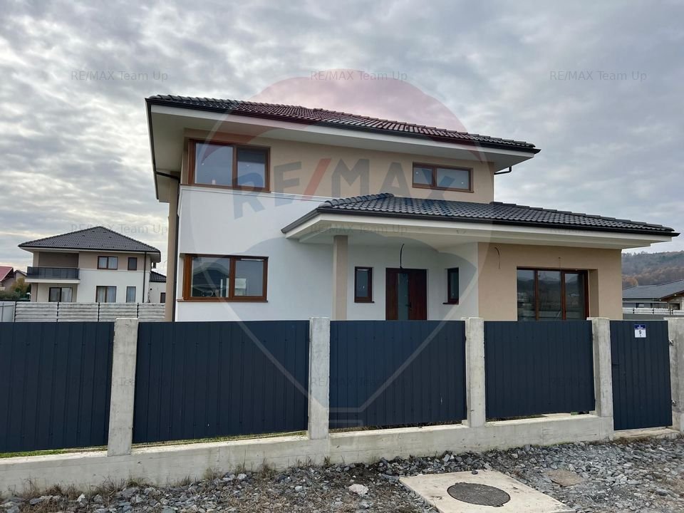 Casa individuala moderna cu teren generos