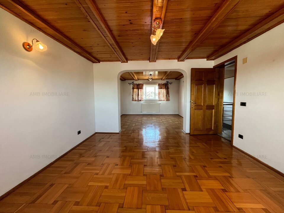 Vila tip duplex de vanzare 360 mp suprafata utila, curte 470 mp, Bucurestii Noi