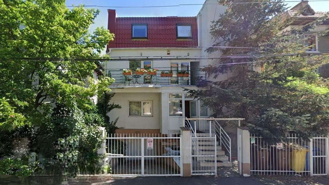 Casa cocheta de vanzare zona Casin, 5 camere, garaj